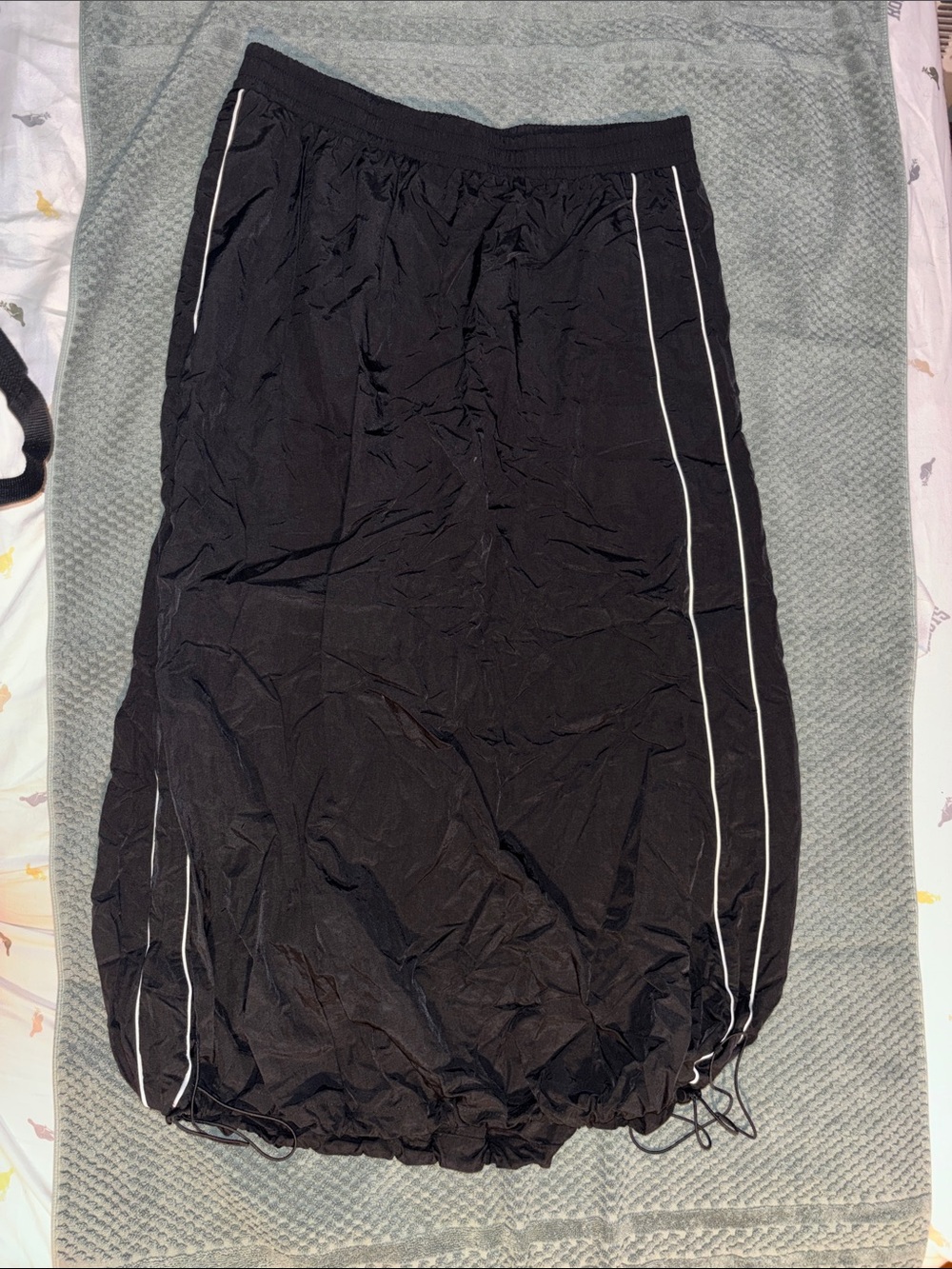 HALARA Black Midi Skirt with White Side Piping